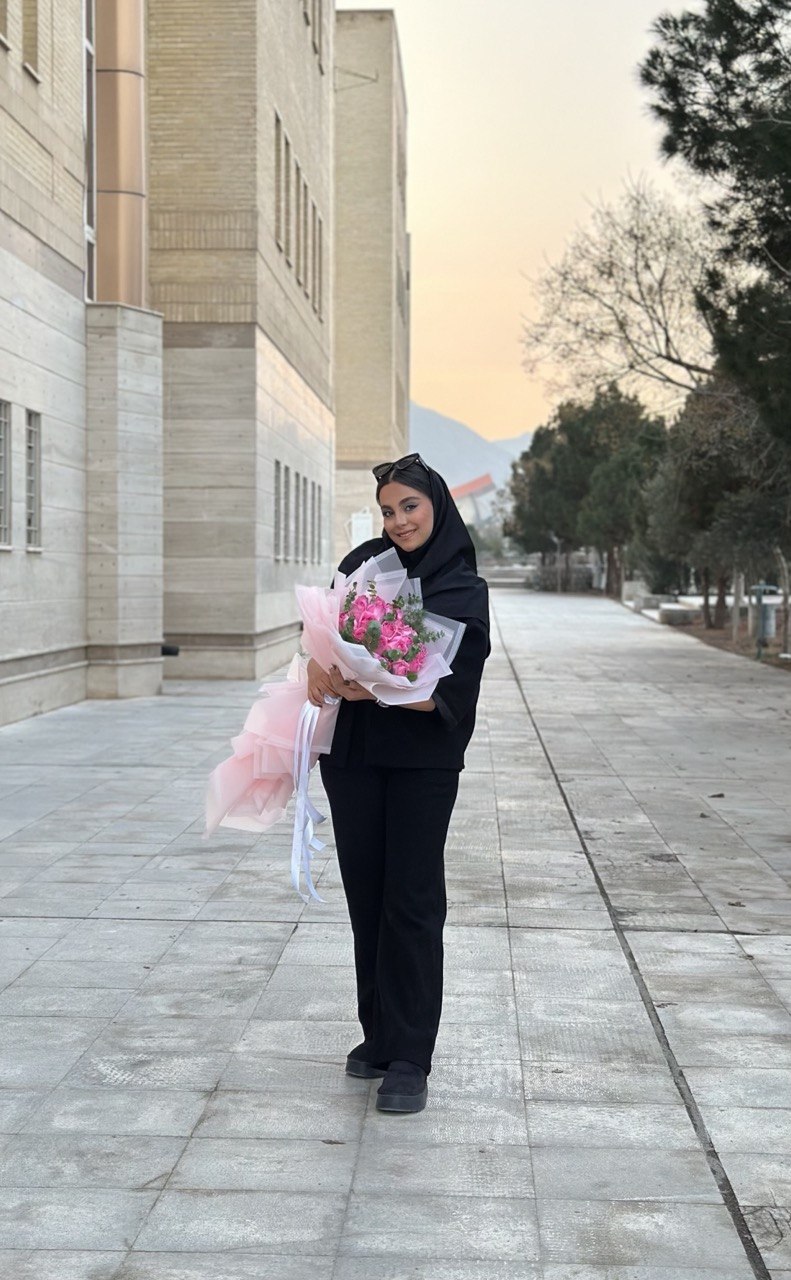 ژینا رشیدی با دسته‌گل صورتی